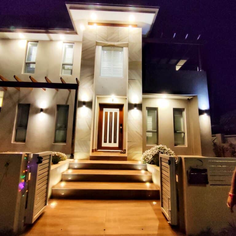 Rising Construction facade